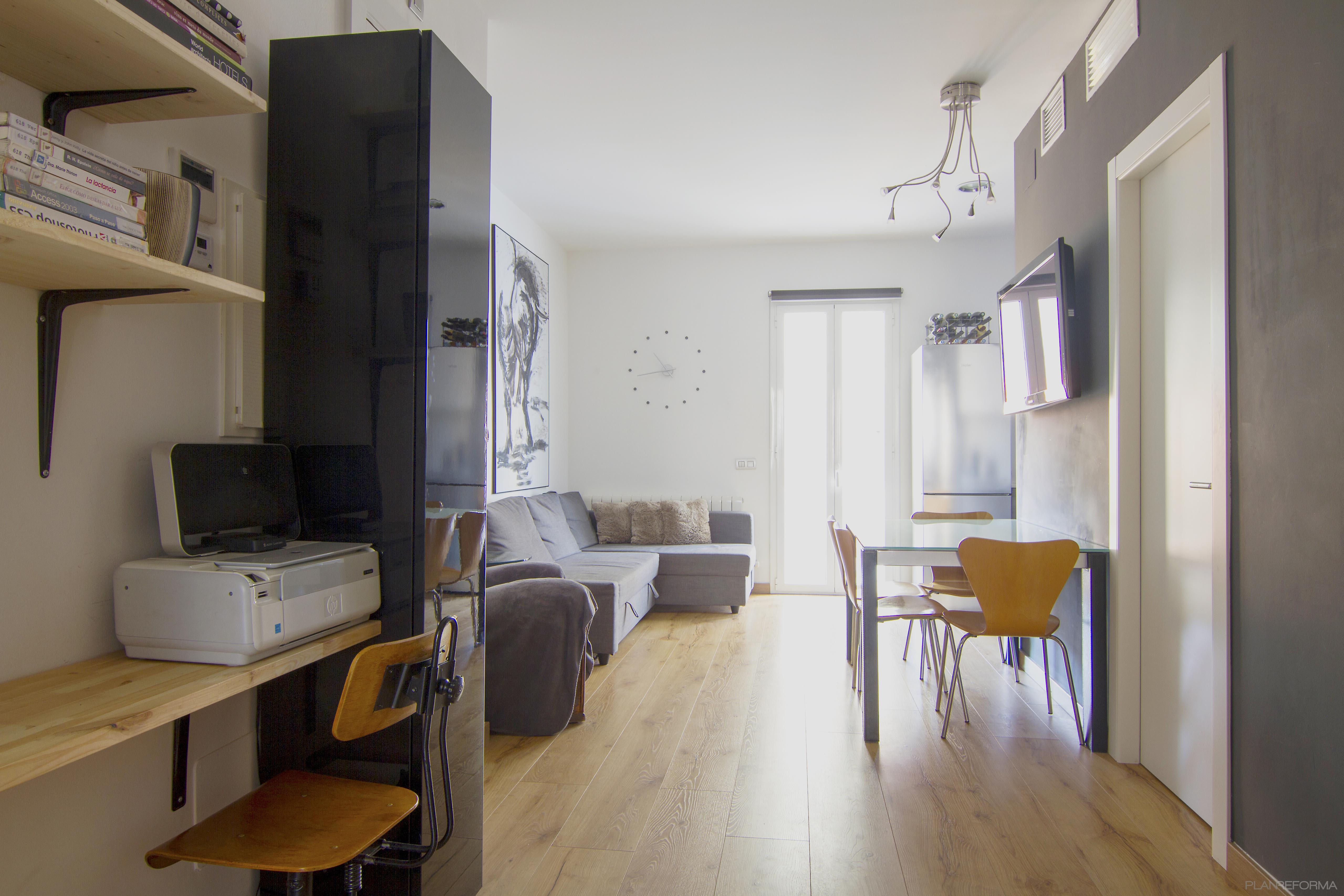 Estudio, Comedor style contemporaneo color marron, blanco, gris, plateado  diseñado por ingenii | Interiorista | Copyright Esta imagen tiene derechos.