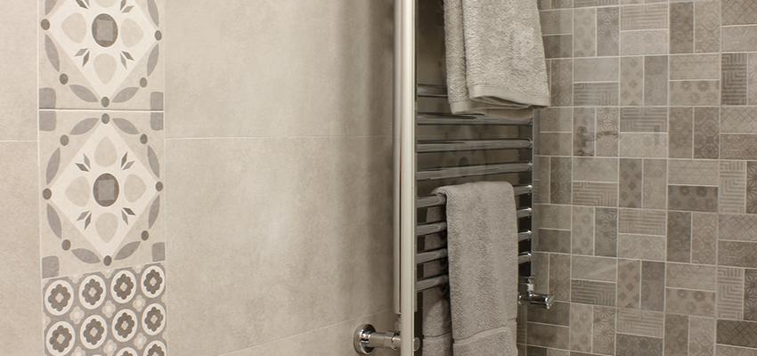 Baño Estilo contemporaneo Color beige, marron, blanco, gris, gris  diseñado por Danma Design | Interiorista 