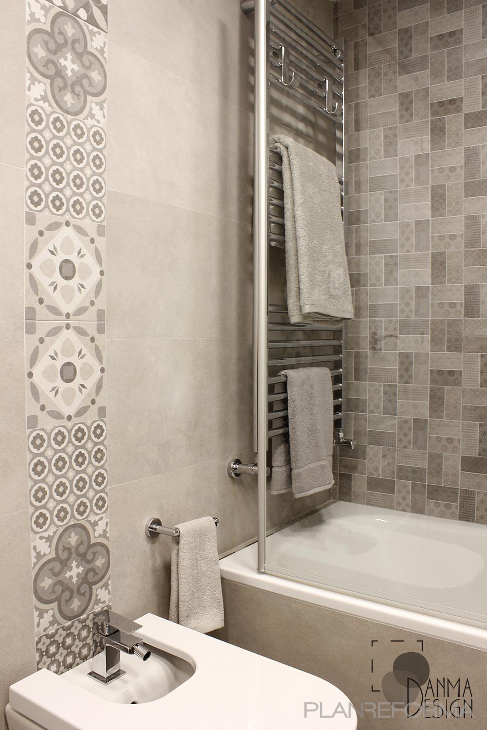 Baño Estilo contemporaneo Color beige, marron, blanco, gris, gris  diseñado por Danma Design | Interiorista 