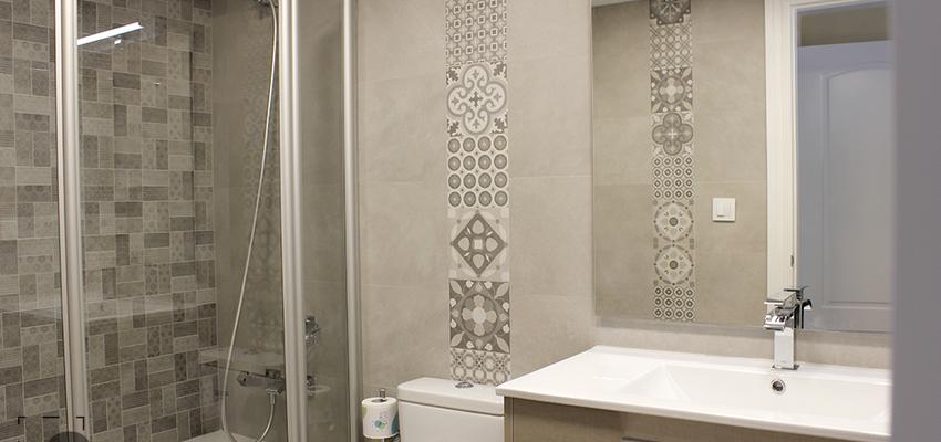 Baño Estilo contemporaneo Color beige, marron, blanco, gris, gris  diseñado por Danma Design | Interiorista 