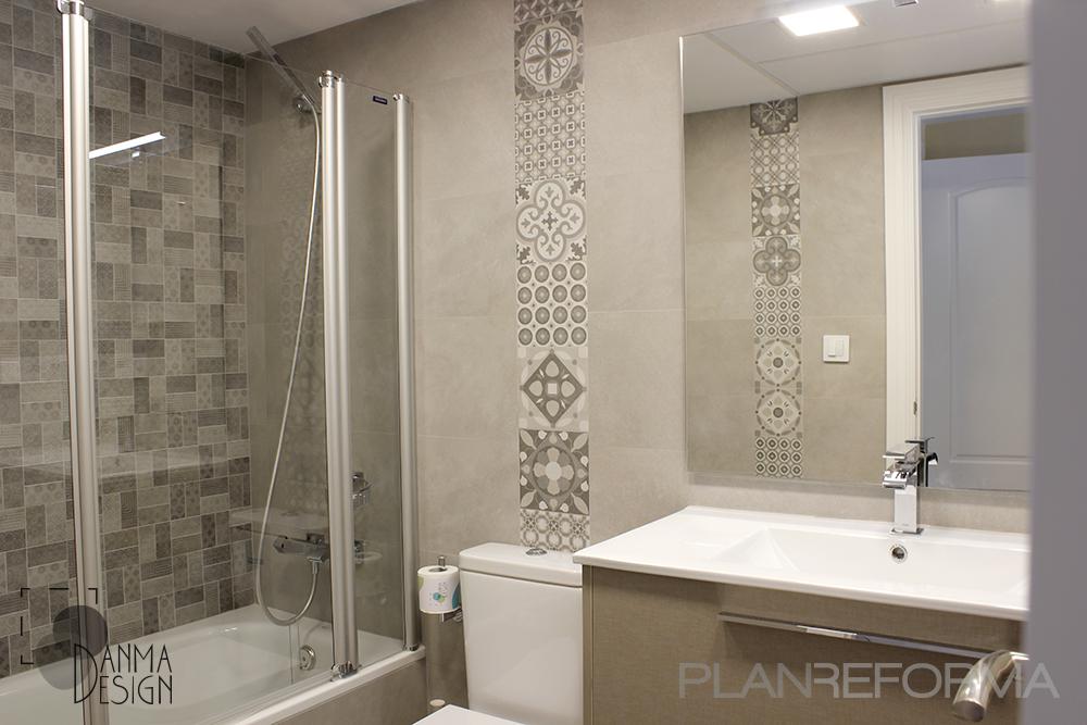 Baño Estilo contemporaneo Color beige, marron, blanco, gris, gris  diseñado por Danma Design | Interiorista 