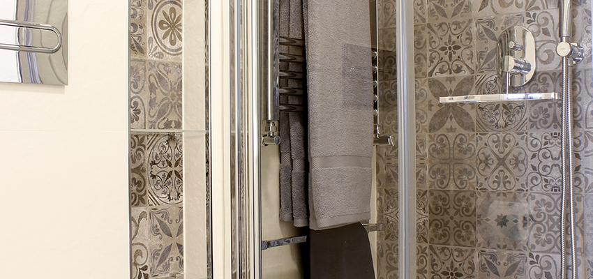 Baño Estilo contemporaneo Color beige, marron, blanco, gris, gris  diseñado por Danma Design | Interiorista 