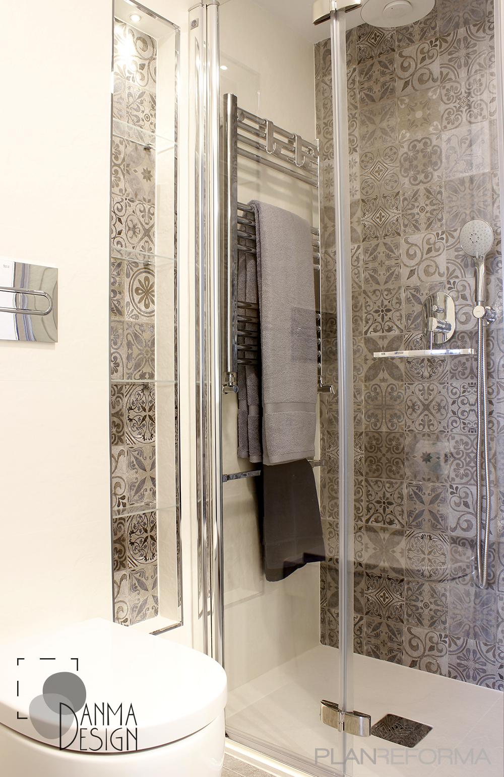 Baño Estilo contemporaneo Color beige, marron, blanco, gris, gris  diseñado por Danma Design | Interiorista 