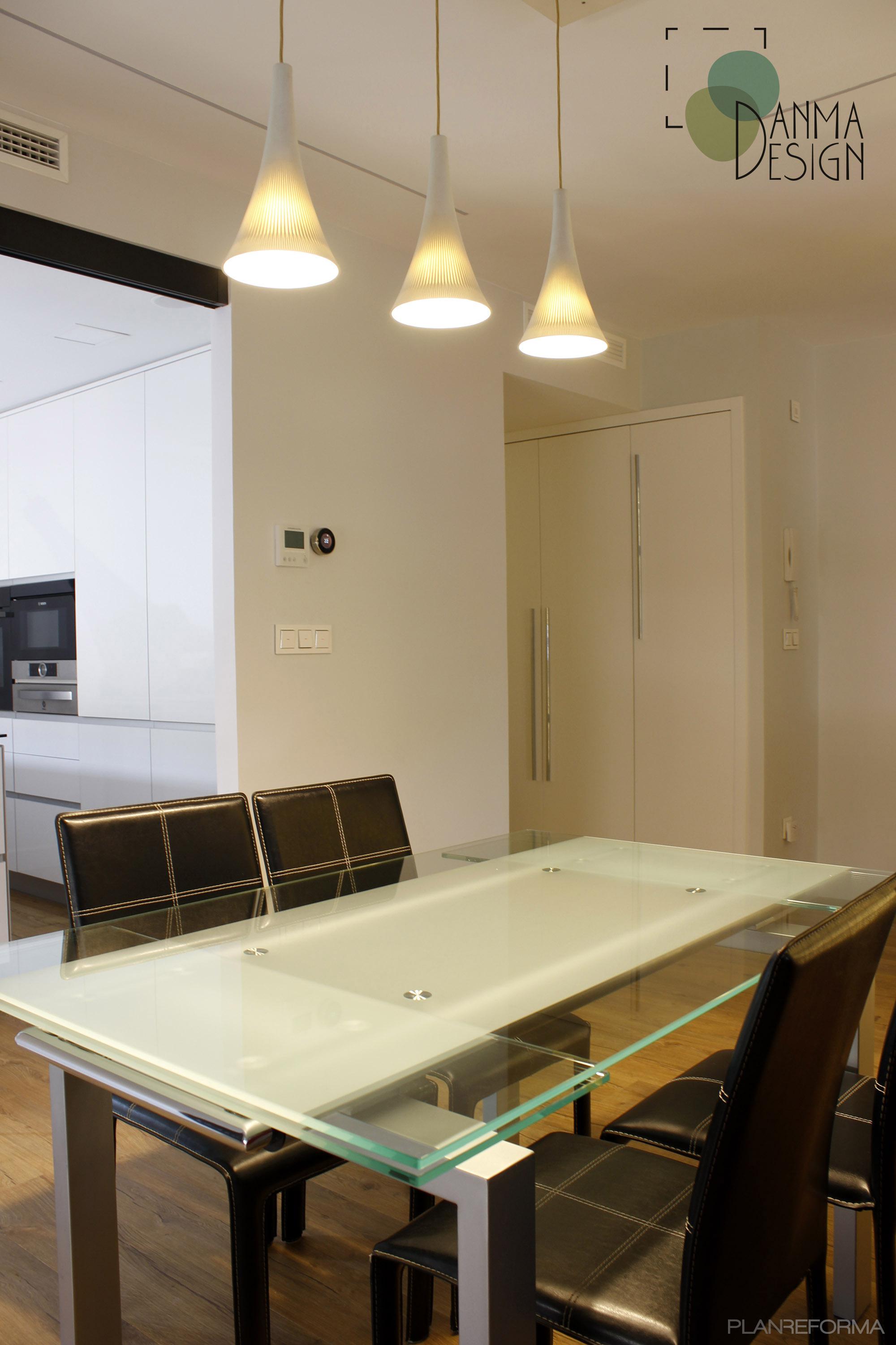 Comedor Estilo moderno Color marron, blanco  diseñado por Danma Design | Interiorista 