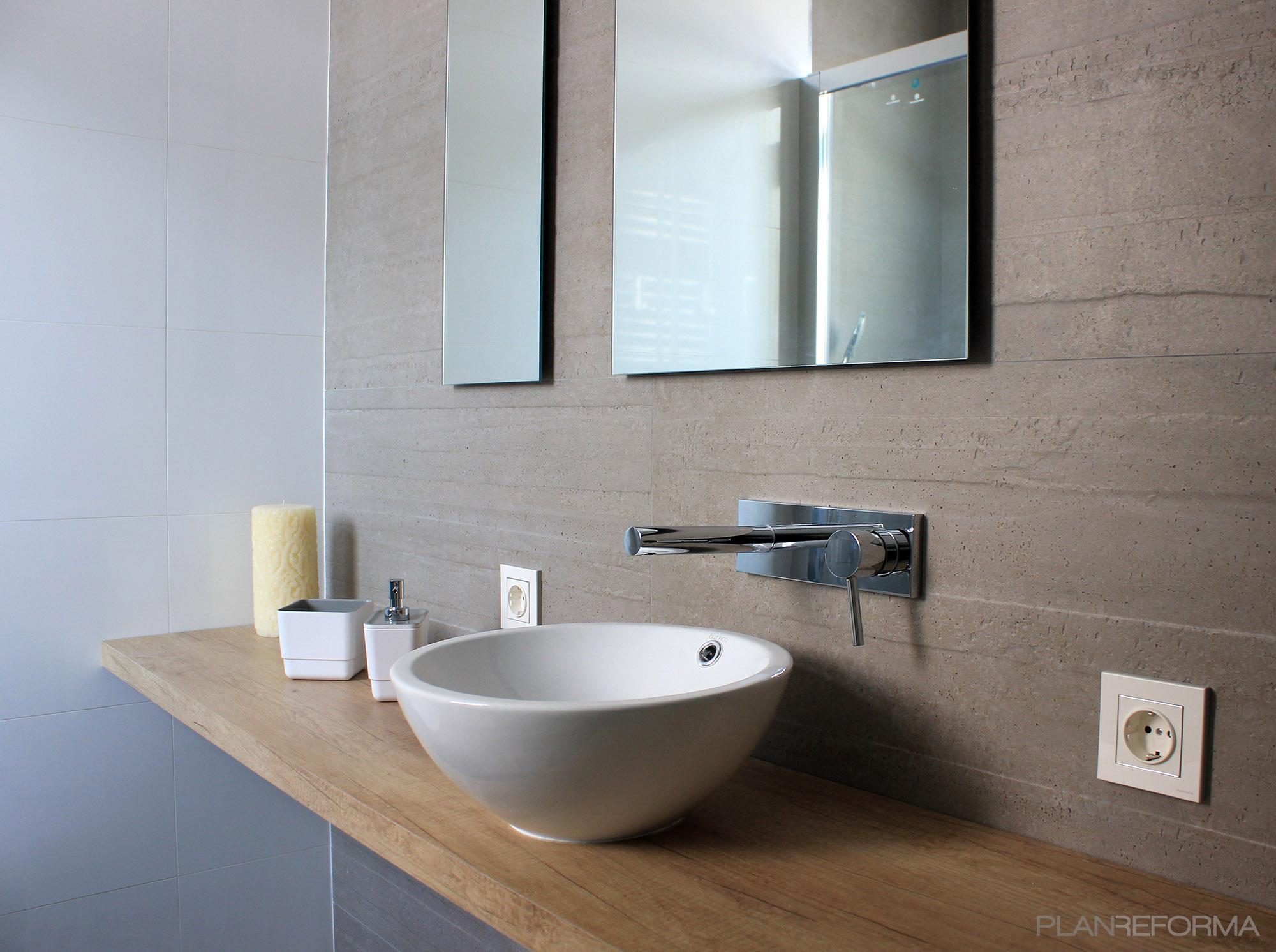 Baño Estilo contemporaneo Color marron, marron, blanco  diseñado por Danma Design | Interiorista 