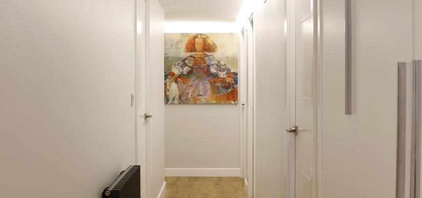 Pasillo Estilo contemporaneo Color marron, blanco  diseñado por Danma Design | Interiorista 