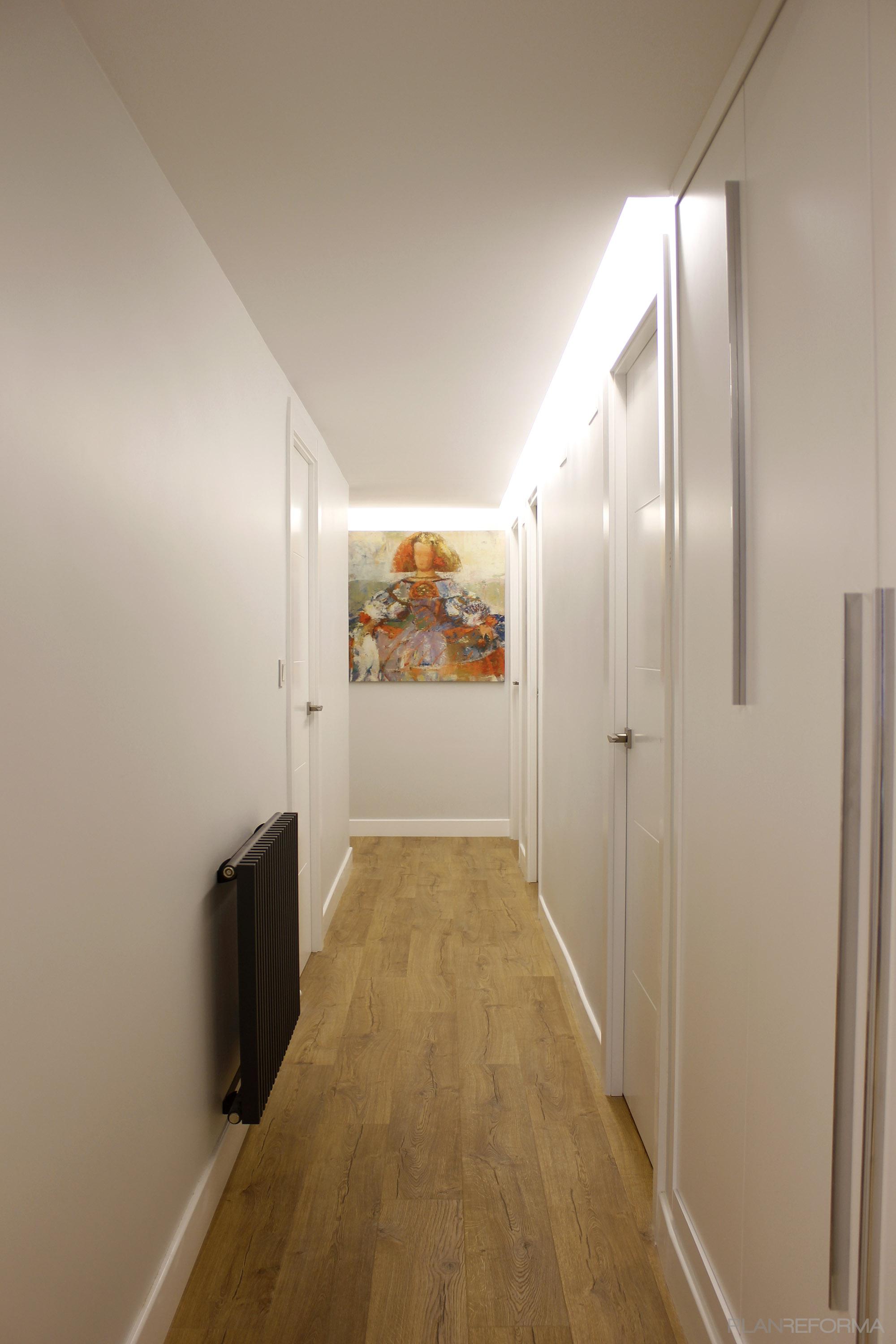 Pasillo Estilo contemporaneo Color marron, blanco  diseñado por Danma Design | Interiorista 