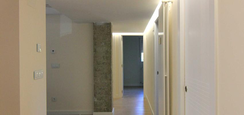 Recibidor, Vestibulo, Pasillo Estilo moderno Color beige, blanco, plateado  diseñado por Danma Design | Interiorista | Copyright Danma Design