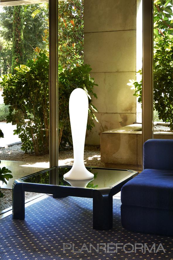 Exterior style moderno color verde, azul oscuro, blanco  diseñado por Milan Iluminación | Decorador | Copyright Milan Iluminación