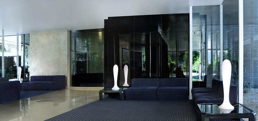 Exterior style moderno color azul, azul oscuro, azul  diseñado por Milan Iluminación | Decorador | Copyright Milan Iluminación