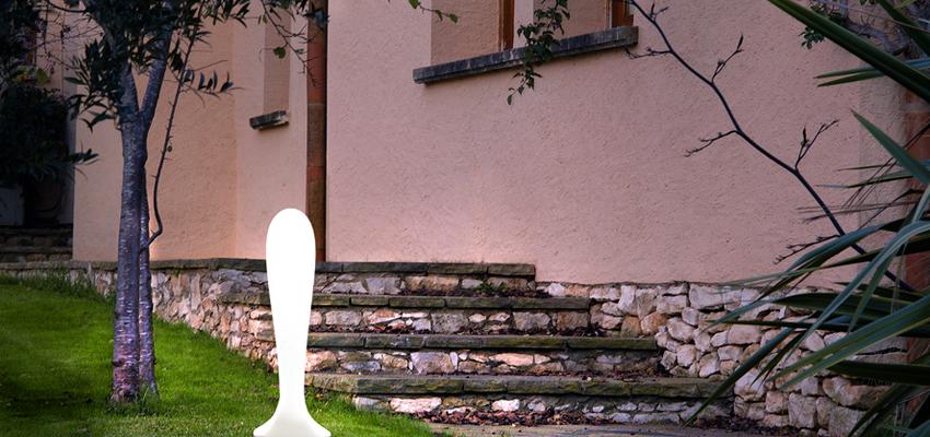 Exterior style moderno color rosa, rosa, gris  diseñado por Milan Iluminación | Decorador | Copyright Milan Iluminación