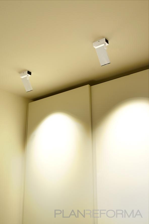 Vestidor style moderno color amarillo, blanco, gris  diseñado por Milan Iluminación | Decorador | Copyright Milan Iluminación
