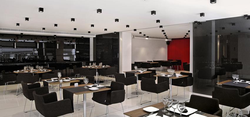 Comedor, Salon, Restaurante style moderno color rojo, gris  diseñado por Milan Iluminación | Decorador | Copyright Milan Iluminación