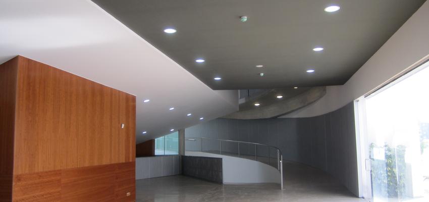 Recibidor, Escalera, Hotel Estilo contemporaneo Color marron, blanco, gris, gris, plateado  diseñado por B01 arquitectes | Arquitecto 