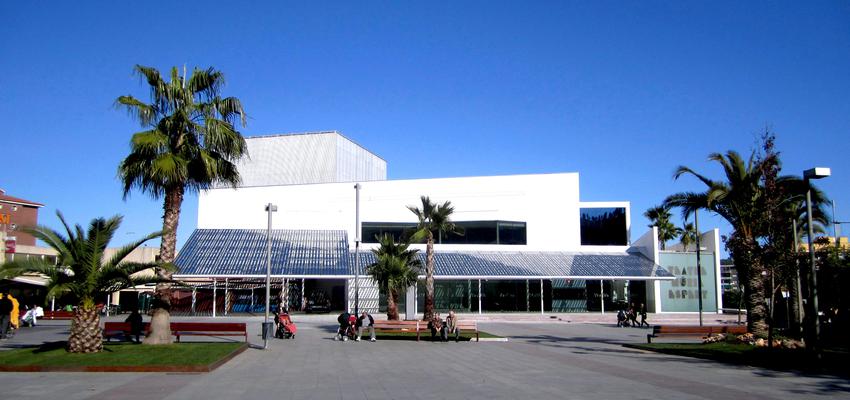 Sala de musica, Porche, Hotel Estilo contemporaneo Color azul oscuro, blanco, gris, gris  diseñado por B01 arquitectes | Arquitecto 