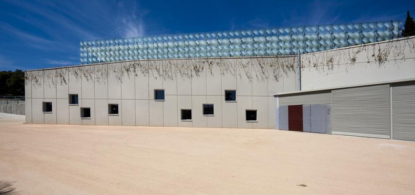 Exterior, Oficina, Hotel Estilo moderno Color verde, azul cielo, blanco, gris  diseñado por B01 arquitectes | Arquitecto 
