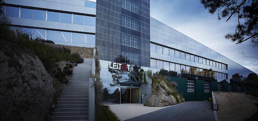 Exterior, Oficina Estilo moderno Color azul cielo, azul, azul oscuro, blanco  diseñado por B01 arquitectes | Arquitecto 