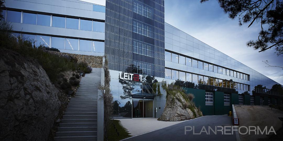 Exterior, Oficina Estilo moderno Color azul cielo, azul, azul oscuro, blanco  diseñado por B01 arquitectes | Arquitecto 