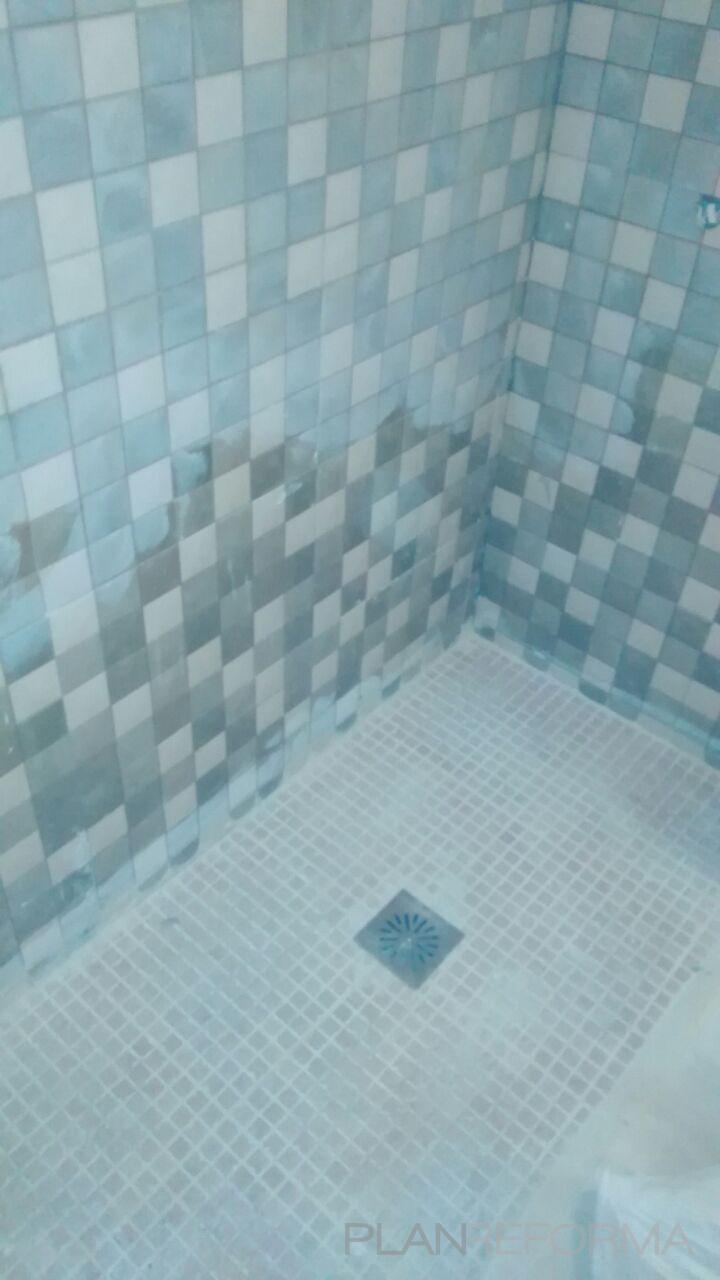 Baño style moderno color gris  diseñado por PetarDan | Gremio 