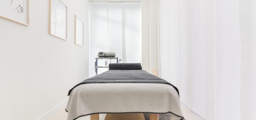 Oficina Estilo moderno Color beige, plateado  diseñado por ViviendaSana | Reformista, constructor | Copyright ViviendaSana