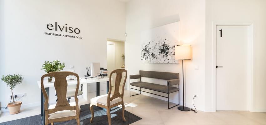 Recibidor Estilo moderno Color beige, plateado  diseñado por ViviendaSana | Reformista, constructor | Copyright ViviendaSana