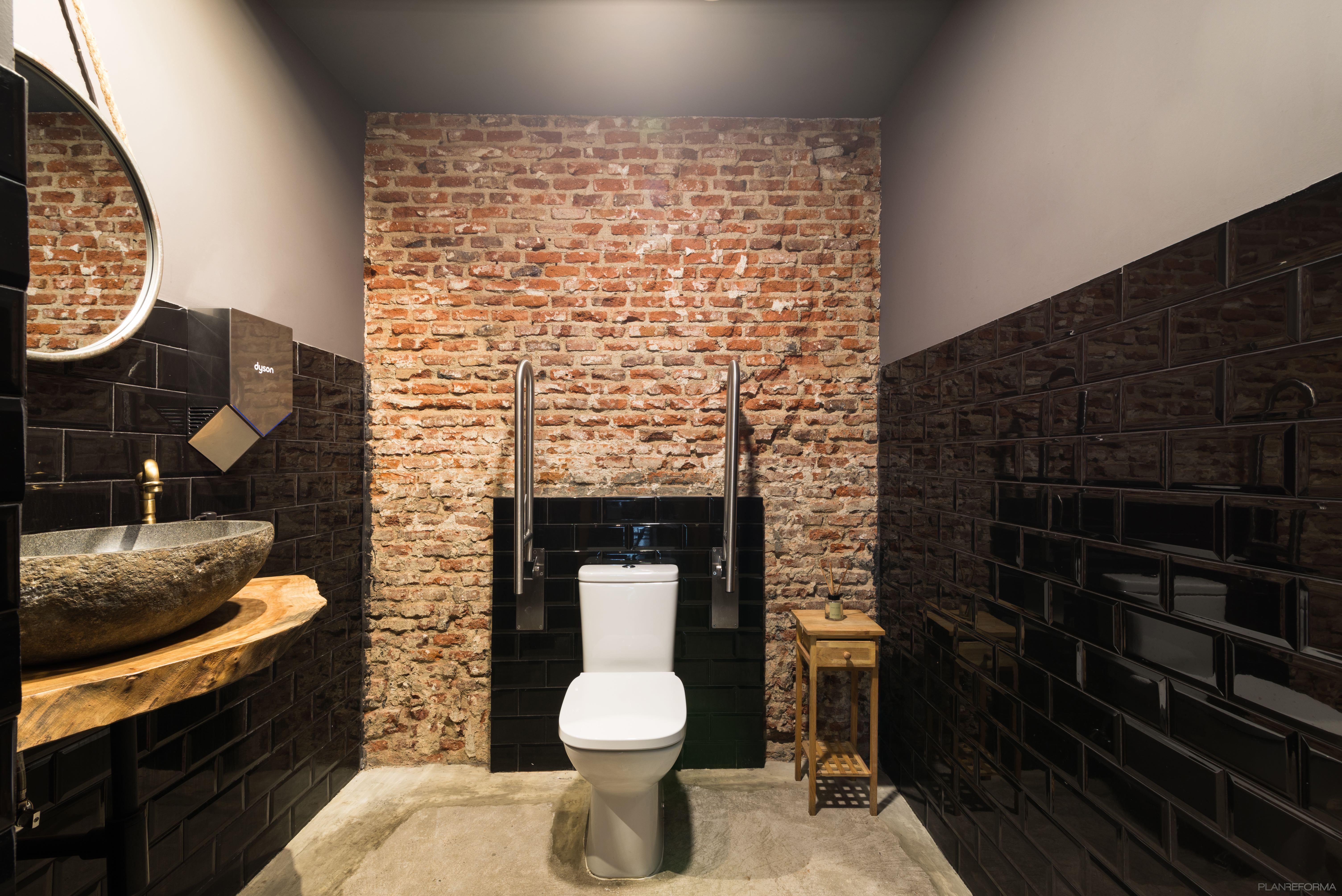 Baño Estilo vintage Color rojo, marron, negro  diseñado por ViviendaSana | Reformista, constructor | Copyright ViviendaSana