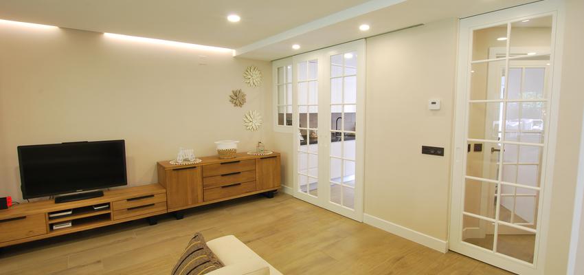 Salon Estilo moderno Color marron, blanco  diseñado por ViviendaSana | Reformista, constructor | Copyright ViviendaSana