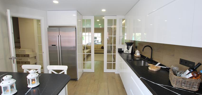 Cocina Estilo moderno Color marron, blanco, negro  diseñado por ViviendaSana | Reformista, constructor | Copyright ViviendaSana