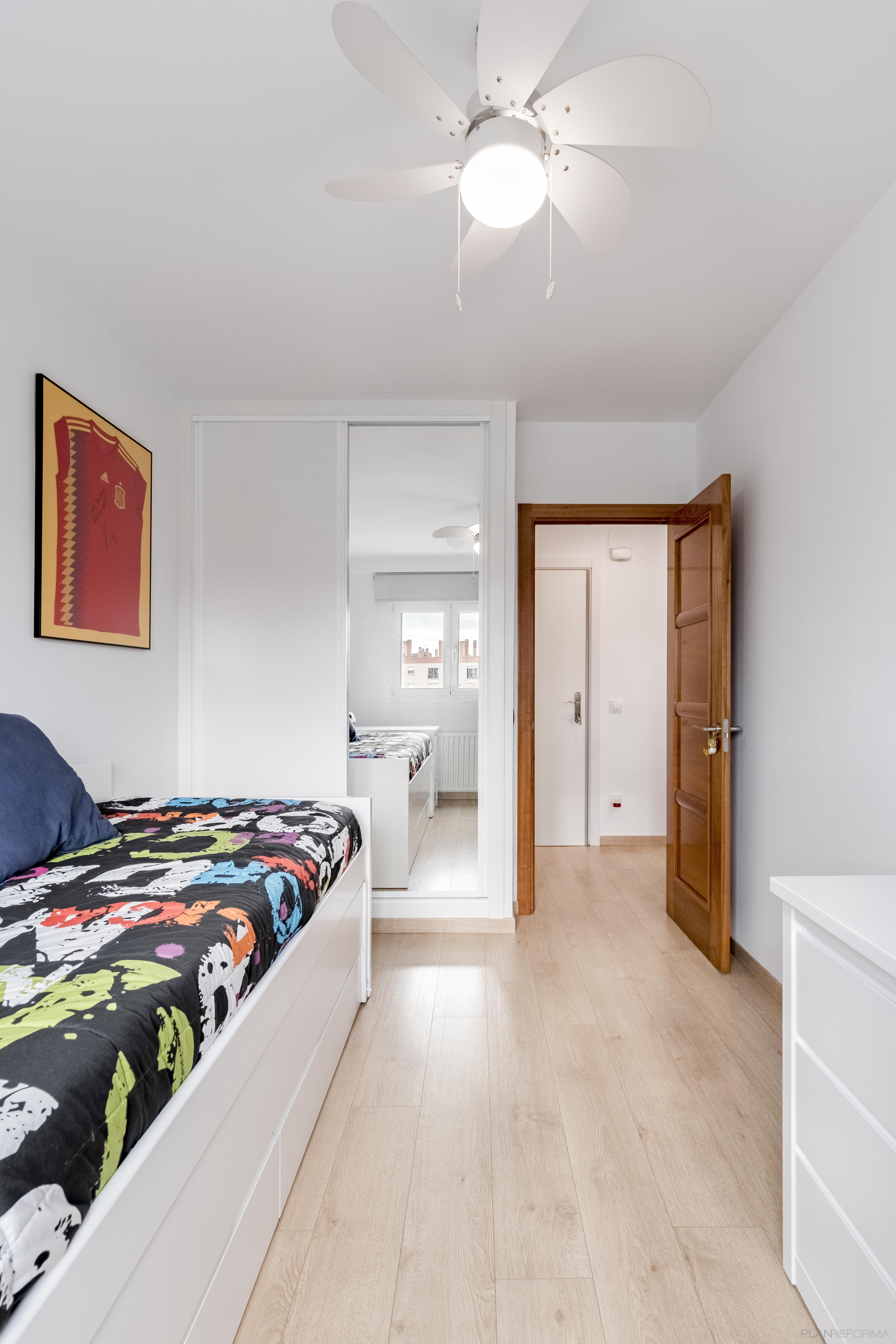 Dormitorio, Niños Estilo moderno Color beige, blanco  diseñado por ViviendaSana | Reformista, constructor | Copyright ViviendaSana