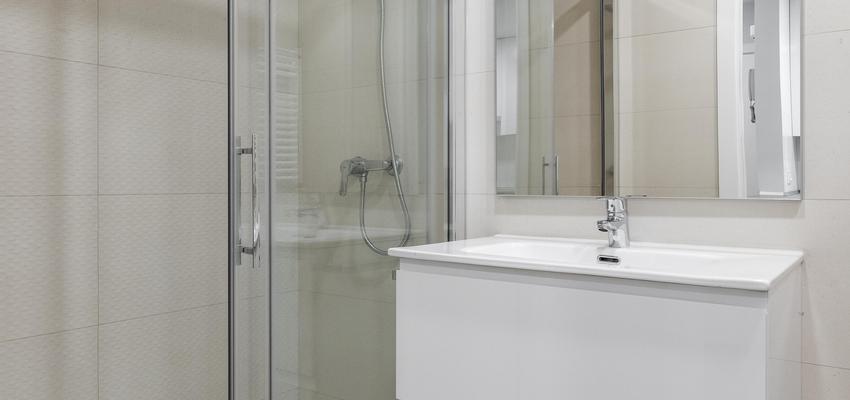 Baño Estilo moderno Color beige, blanco  diseñado por ViviendaSana | Reformista, constructor | Copyright ViviendaSana