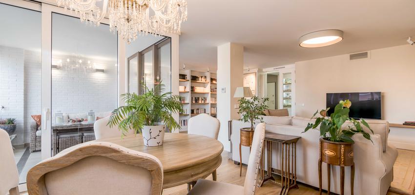 Balcon, Salon Estilo clasico Color beige, marron, blanco  diseñado por ViviendaSana | Reformista, constructor | Copyright ViviendaSana