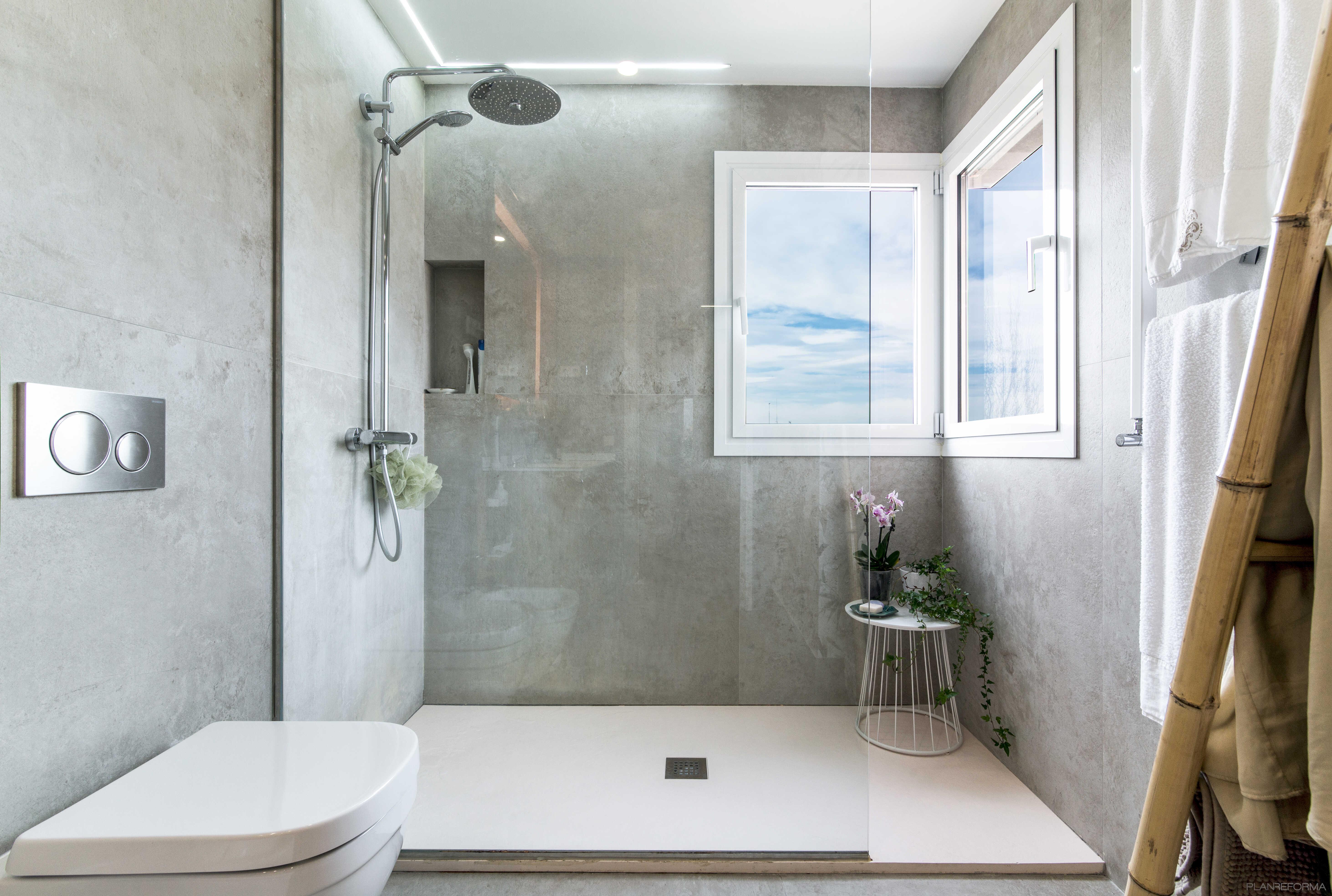 Baño Estilo clasico Color azul cielo, blanco, gris  diseñado por ViviendaSana | Reformista, constructor | Copyright ViviendaSana