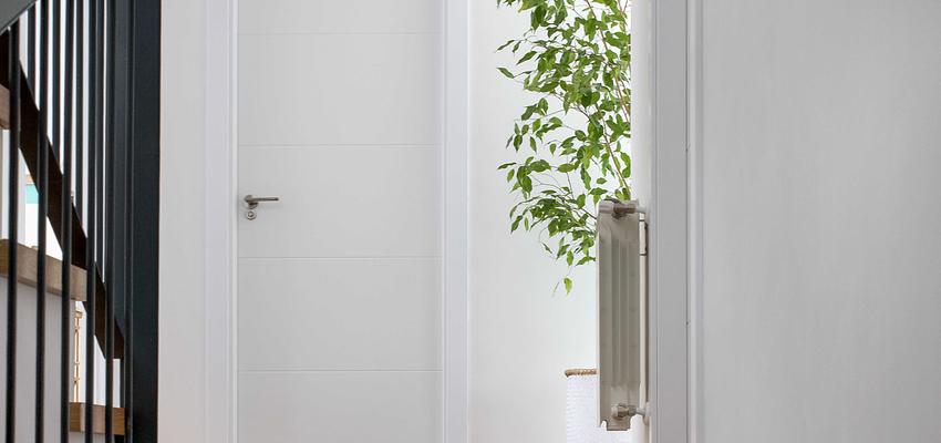 Pasillo, Escalera Estilo rustico Color marron, blanco, negro  diseñado por ViviendaSana | Reformista, constructor | Copyright ViviendaSana