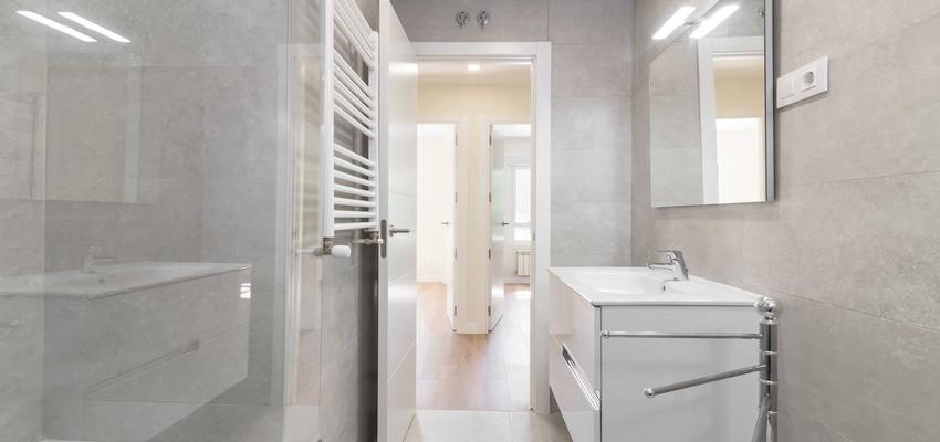 Baño Estilo moderno Color beige, blanco  diseñado por ViviendaSana | Reformista, constructor | Copyright ViviendaSana