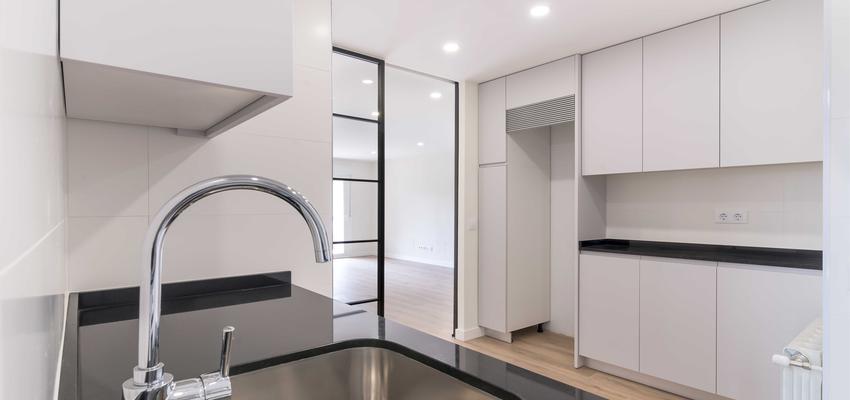 Cocina Estilo moderno Color marron, blanco, negro  diseñado por ViviendaSana | Reformista, constructor | Copyright ViviendaSana