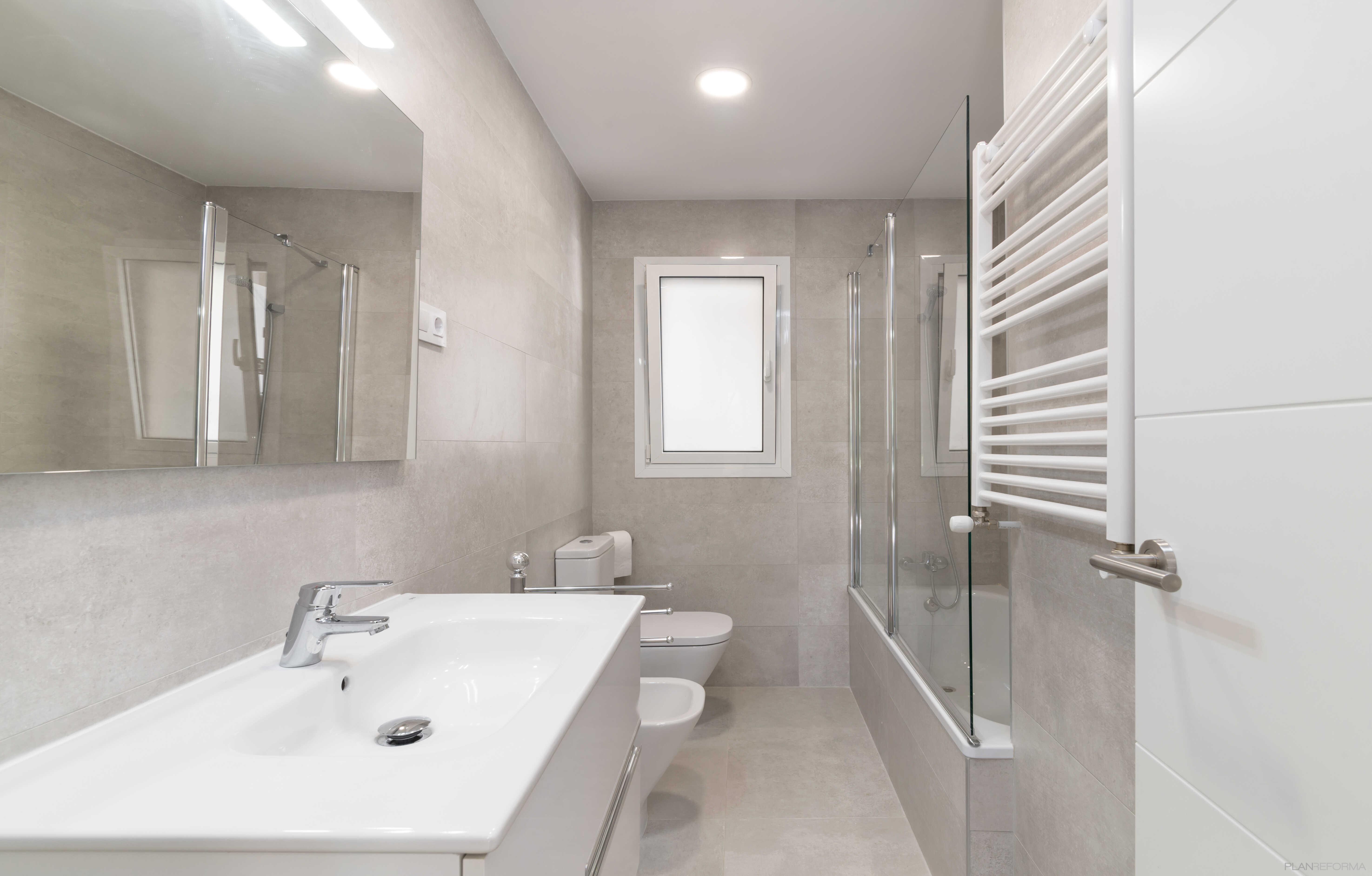 Baño Estilo moderno Color beige, blanco  diseñado por ViviendaSana | Reformista, constructor | Copyright ViviendaSana