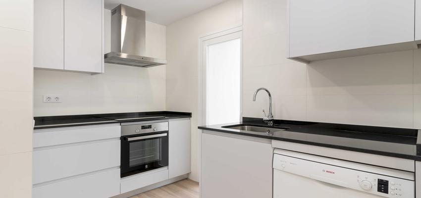 Cocina Estilo moderno Color marron, beige, blanco  diseñado por ViviendaSana | Reformista, constructor | Copyright ViviendaSana