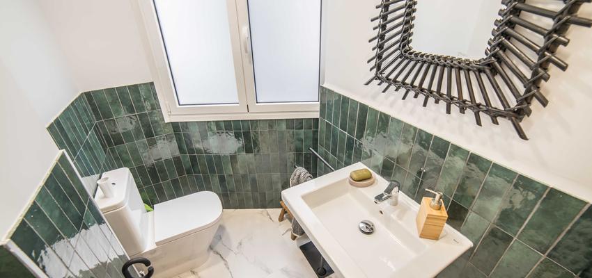 Baño Estilo vintage Color verde, blanco, gris  diseñado por ViviendaSana | Reformista, constructor | Copyright ViviendaSana