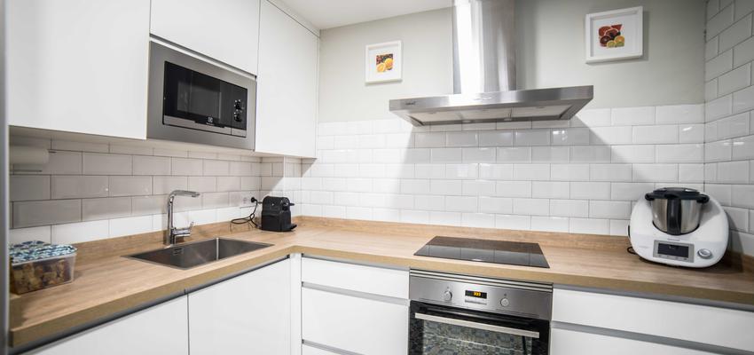 Baño Estilo moderno Color marron, blanco  diseñado por ViviendaSana | Reformista, constructor | Copyright ViviendaSana