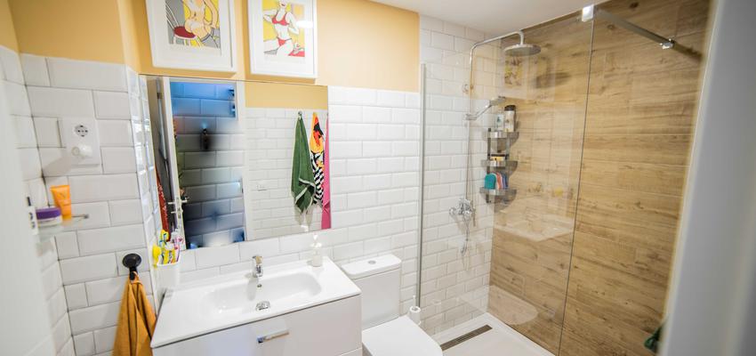 Baño Estilo moderno Color marron, amarillo, blanco  diseñado por ViviendaSana | Reformista, constructor | Copyright ViviendaSana