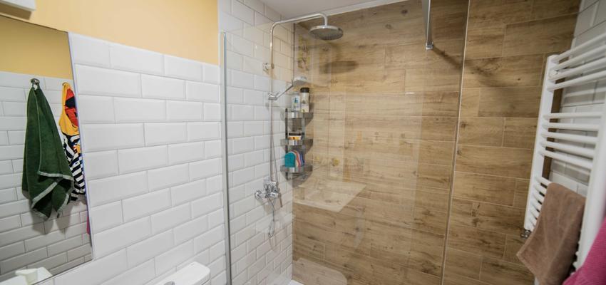 Baño Estilo moderno Color marron, amarillo, blanco  diseñado por ViviendaSana | Reformista, constructor | Copyright ViviendaSana