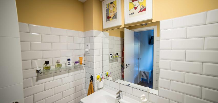 Baño Estilo moderno Color blanco, dorado  diseñado por ViviendaSana | Reformista, constructor | Copyright ViviendaSana