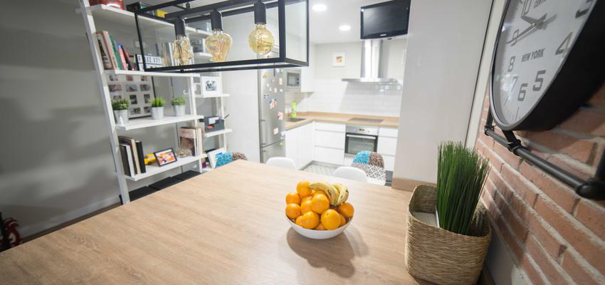 Cocina Estilo moderno Color rojo, marron, blanco  diseñado por ViviendaSana | Reformista, constructor | Copyright ViviendaSana