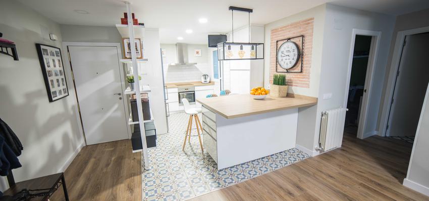 Cocina Estilo moderno Color marron, azul oscuro, blanco  diseñado por ViviendaSana | Reformista, constructor | Copyright ViviendaSana