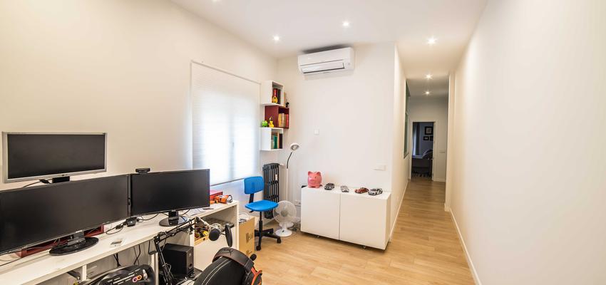 Pasillo, Sala de juegos, Oficina Estilo moderno Color marron, blanco  diseñado por ViviendaSana | Reformista, constructor | Copyright ViviendaSana