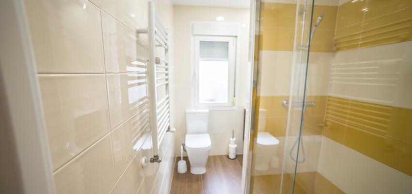 Baño Estilo moderno Color amarillo, beige, blanco  diseñado por ViviendaSana | Reformista, constructor | Copyright ViviendaSana