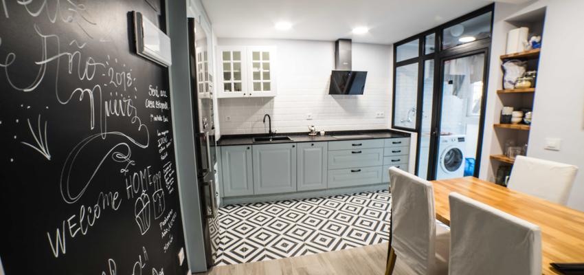 Cocina Estilo contemporaneo Color azul cielo, blanco, negro  diseñado por ViviendaSana | Reformista, constructor | Copyright ViviendaSana