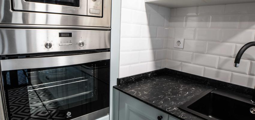 Cocina Estilo contemporaneo Color azul cielo, blanco, negro  diseñado por ViviendaSana | Reformista, constructor | Copyright ViviendaSana