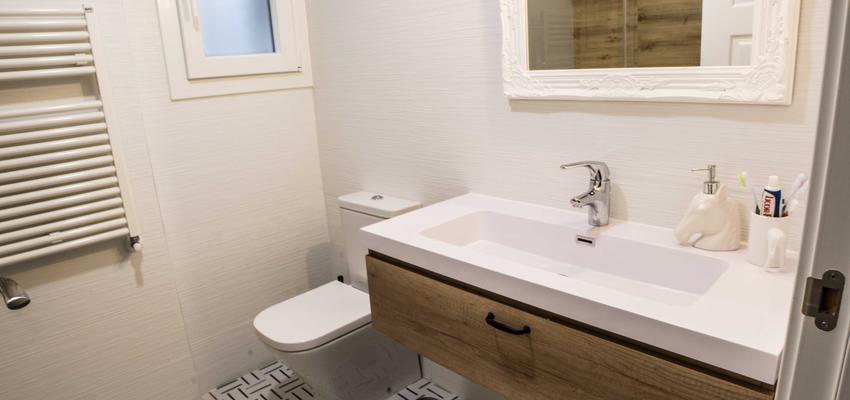 Baño Estilo moderno Color beige, beige, blanco  diseñado por ViviendaSana | Reformista, constructor | Copyright ViviendaSana