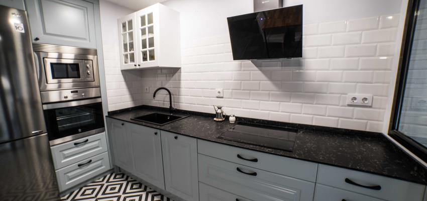 Cocina Estilo contemporaneo Color azul cielo, blanco, negro  diseñado por ViviendaSana | Reformista, constructor | Copyright ViviendaSana